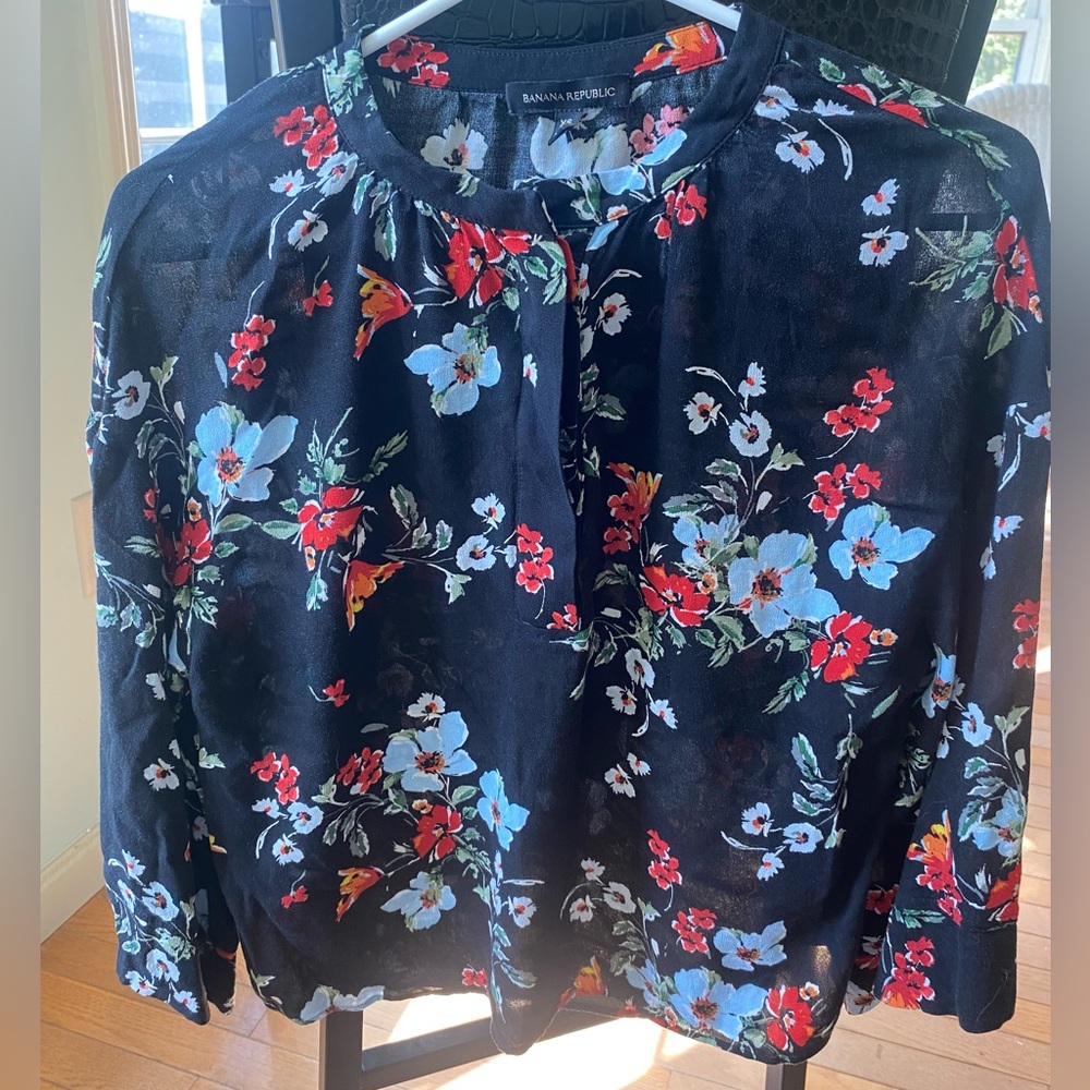 EUC Banana Republic Pop Over Blouse Floral Pattern 3/4 bell sleeves